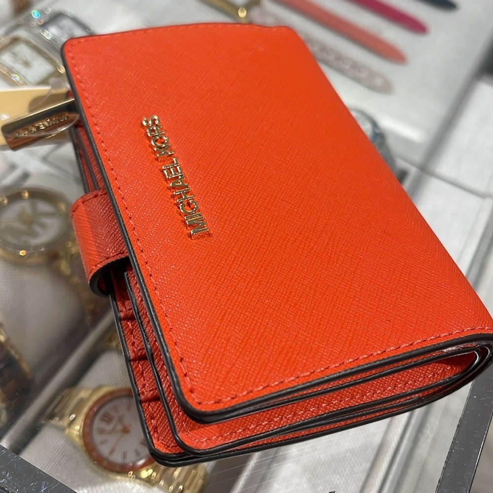 MICHAEL KORS Medium Crossgrain Leather Bifold Wallet ZP CN
Red Clay 
NWT